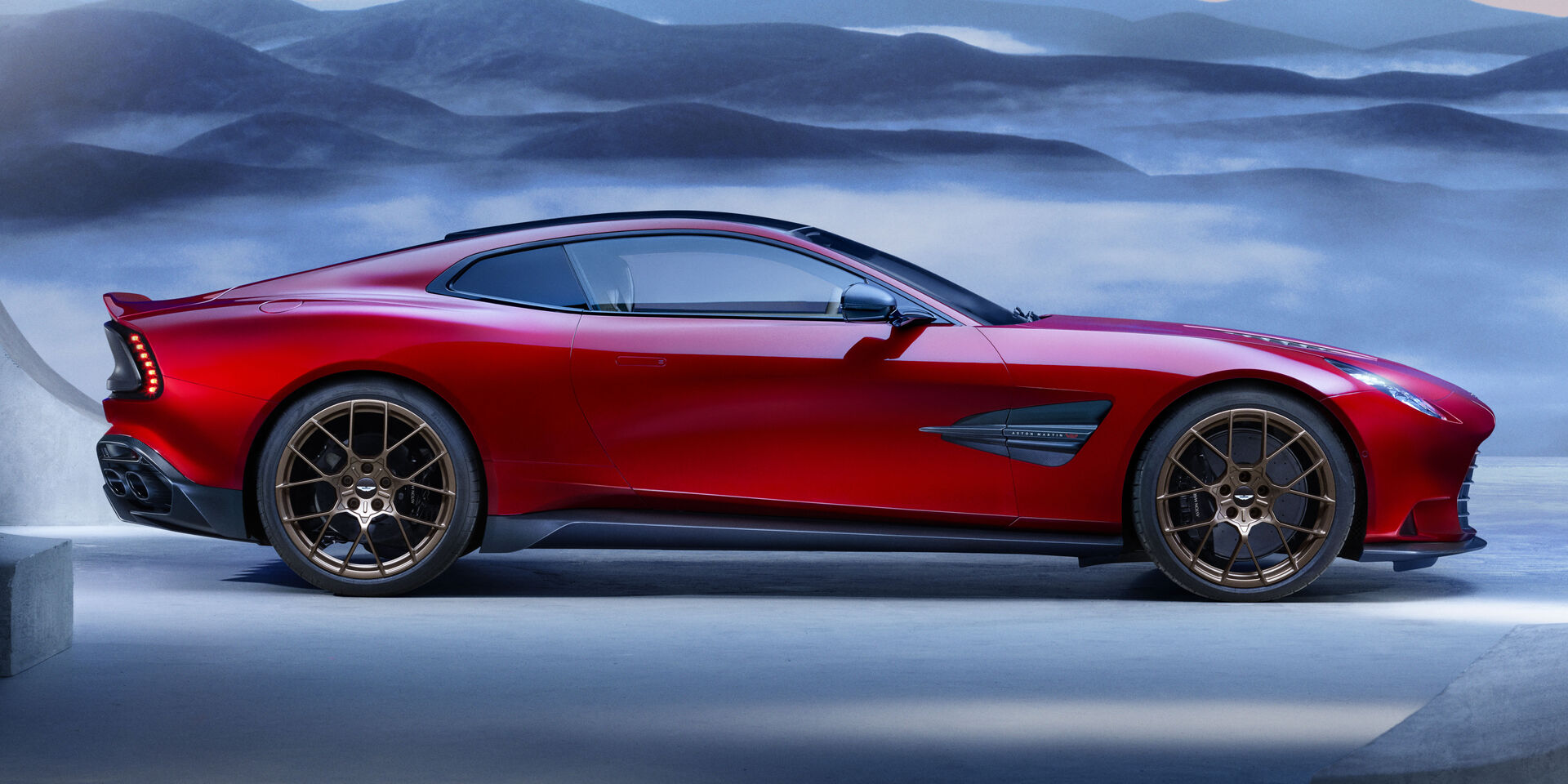 Nouveau Aston Martin Vanquish auto illustré le magazine automobile