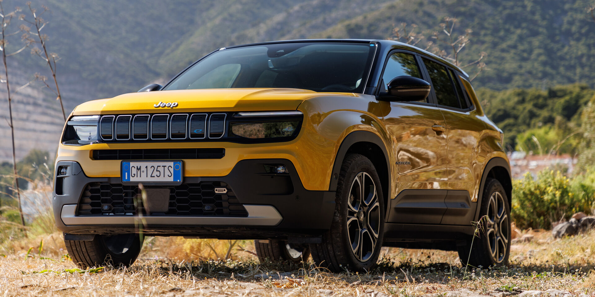 Schne Jeep Avenger Benzin Bild