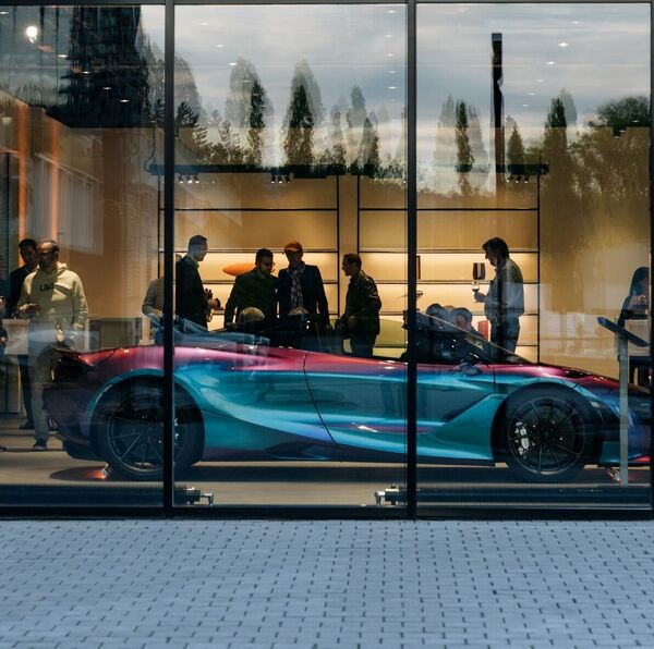 McLaren Zürich: Showroom mit Werkstatt 