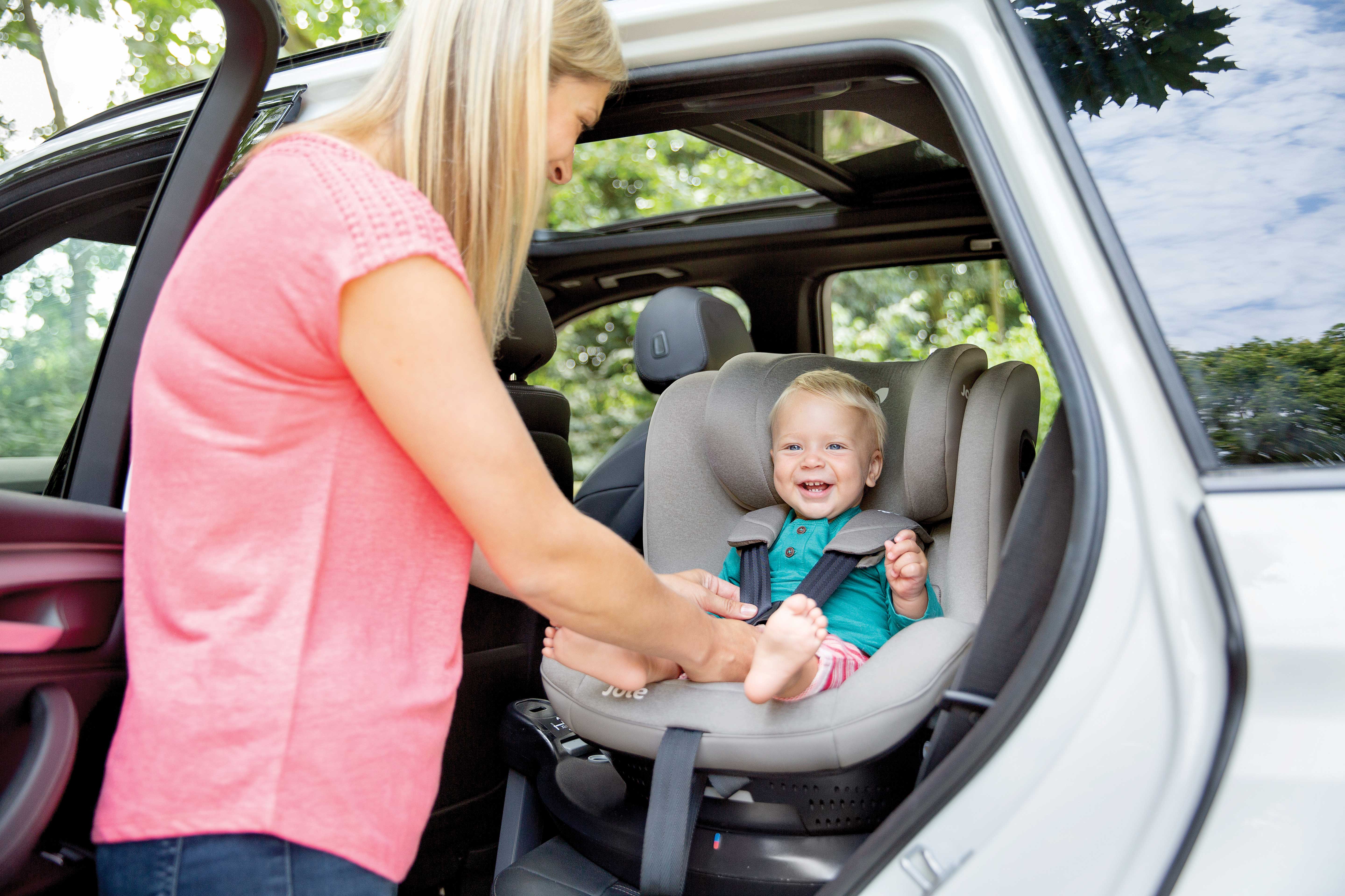 Kinder im Auto – So machen Sie es richtig